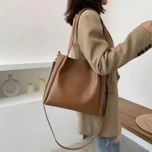 [라일리] Rly 데일리캐주얼크로스백 여성숄더백 가벼운편한백  37290009)