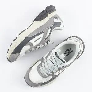 [엄브로] 엄브로 공용 피치 PITCH 액티브 스니커즈 그레이 UP323CTP80