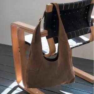 [롯데백화점]쥬크 누벅 레더 호보백_Z254PHE001