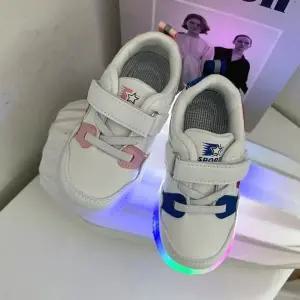 아동 LED불빛 운동화 유아 키즈 스니커즈 140부터 180까지 (WFJV02L)