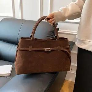 [다잇템] 여성 세무 미니멀리즘 사각 벨트장식 토트백