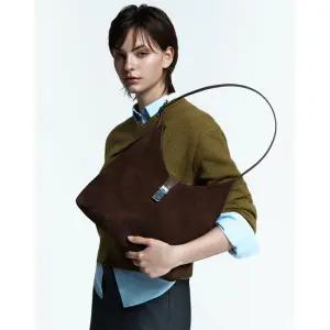 갤러리아 DCBA6E177W3 닥스 다크브라운 스웨이드 체크 장식 포인트 숄더백