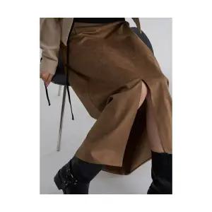 에잇세컨즈 8SECONDS 스웨이드 슬릿 롱 스커트 브라운 355X27LY1D 212753