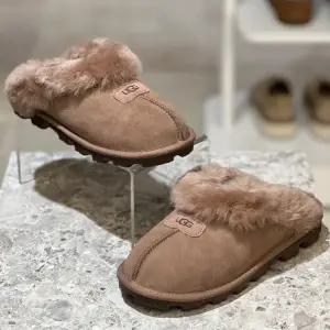 [AK플라자] [어그] 25F/W 여성 양모 코케트 슬리퍼 1665303524 록키오크