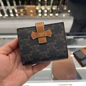 [ 한정판매 재고임박] 셀린느 스몰 스트랩 반 지갑 트리옹프 캔버스 탄 10H262DB7.04LU