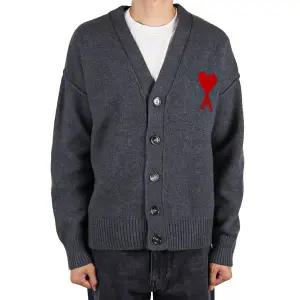 [아미] 25FW 남성 빅 하트로고 울 가디건 헤더그레이 UKC367 018 084