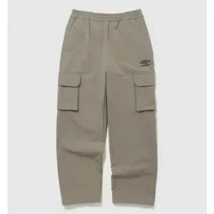 [엄브로] 폴라 카고 기모 스트레이트 팬츠 BB UP421SPTO8 GBR1 BLK0