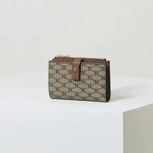 [헤지스](대구신세계)[HAZZYS ACC] 브라운 로고패턴 가죽 중지갑 HIWA5E884W2