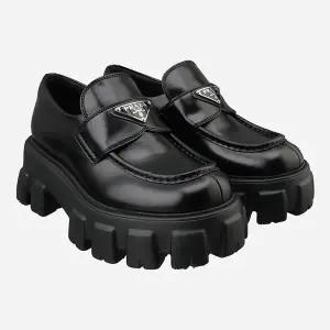 프라다 5F 1D649M B4L F0002 여성 브러시드 가죽 모놀리스 로퍼 블랙