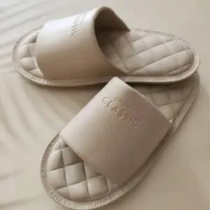 EVA 신상품 가죽 트렌드 프리미엄 퀼팅 실내화 소프트 슬리퍼 느낌