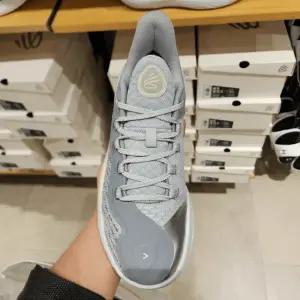 언더아머 커리 농구화 11 퓨처 울프 그레이 운동화 3027723-101