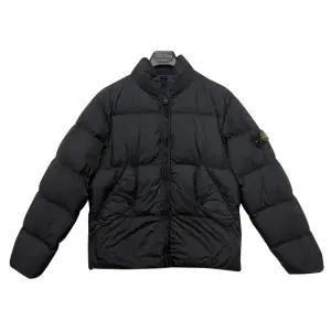 [더팩토리](당일) 25FW 스톤아일랜드 키즈 와펜 패치 숏다운 패딩 후드 자켓 10 12 / 블랙 (K2S164100005 S0A23 V0029)