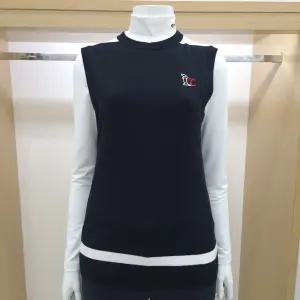 [모다아울렛][루이까스텔]루이까스텔 여성 25FW 가을 간절기 자수 포인트 베이직 라운드넥 니트 베스트 (블