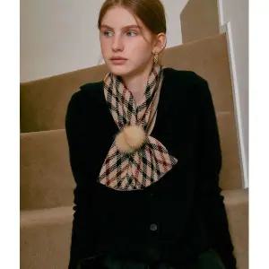 갤러리아 DBMU5FE40W2 닥스 밍크 퍼방울 장식 브라운 체크 캐시미어혼방 머플