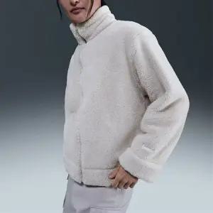 나이키 스포츠웨어 에센셜 여성 하이파일 플리스 재킷 HV2816-072