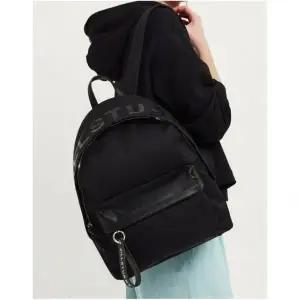 질스튜어트 악세서리 [리뷰이벤트] [질스튜어트ACC] 여성 블랙 로고프린트 나일론 백팩 WTBA3F311BK 777303