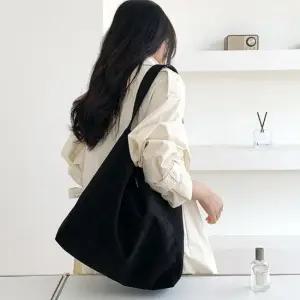 [라일리] Rly 여성 스웨이드 빅 숄더백 쎄무 가방 블랙  41573194)