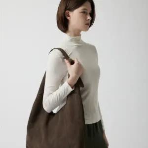 [롯데백화점]쥬크 터틀넥 백 버튼탑Z254MSM010