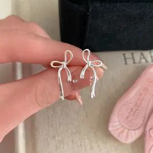 로맨틱 실버 리본 매듭 귀걸이 실버 리본 리본매듭 은침 귀걸이 악세사리