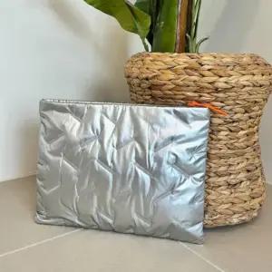 오블리크클러치백 노트북 실버 파우치 누빔 수납 노트북 노트