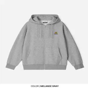 [벤셔먼] 바스키아 시그니처 레터링 자수 기모 후드 집업 BPDTS489U