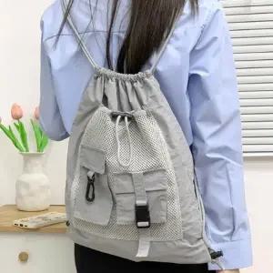 통기성이 뛰어난 매쉬 소재 포켓 펴리한 수납 자유로운 어깨끈 조절 활동적인 라이프스타일에 적합