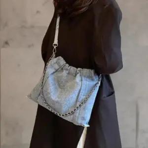 [다잇템] 여성 조임끈 사슬 스트랩 금색 데님팬츠 캐쥬얼 미니백