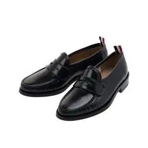 [롯데백화점]톰브라운 남성 스파졸라토 플리츠 바시티 로퍼 MFL106A L0043 001