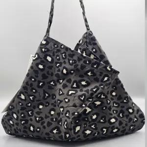 이미스에코백 코듀로이 이미스 레오파드 에코백 다크그레이 매장정품