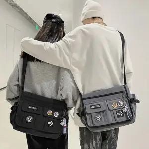 남녀공용 투포켓 메신저백 뱃지포함 생활방수 패션백 옆으로매는가방 학생메신저백