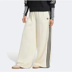 [그랜드스테이지] 아디다스 아디컬러 새틴 와이드 레그 트랙 팬츠 SATIN TP WL KD2542