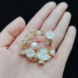 고품질 꽃다발 원형 진주 지르코니아 꽃 실버 브로치 자석넥워머 (WE82B82)