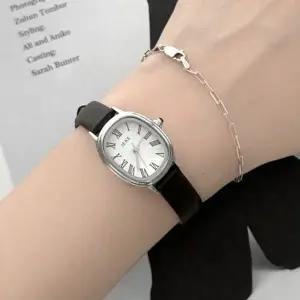 [콩심팥심]실버 클래식 캐주얼 타원 시계 필수템