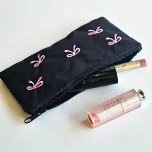 자수 리본 슬림 파우치 필통 리본 메이크업 여행용 이너 생리대 발레코어 백 미니 화장품 파우치