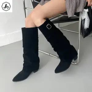 [애슬릿] 스웨이드 롱 부츠 워머 버클 스틸레토 여성 웨스턴