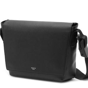 [헤지스](광주신세계)블랙 단색 메신저백 HJBA5E770BK