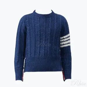 톰브라운 4바 스트라이프 도니골 트위스트 케이블 니트 MKA469B Y1506 424