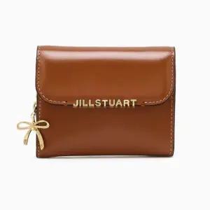 [JILLSTUART ACC] [코코클래식][지폐수납가능] 브라운 리본 참 소가죽 3단 반지갑JAWA5E171