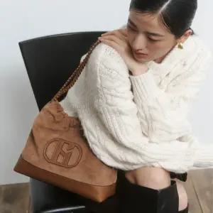 [헤지스](대구신세계)[H20]스웨이드 베이지 레더 퀼팅 체인 호보 숄더백 L HIBA5F594I2