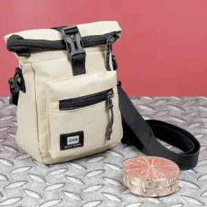 어깨 끈 편안한 착용 다양한 포켓 수납 공간 무난한 색상 심플한 디자인 아웃핏 크로스백 스타일