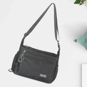 수납 공간 많은 크로스백 숄더 가능 여러 가지 방식 착용 다양한 수납 포켓 소지품 정리 넉넉한 공간