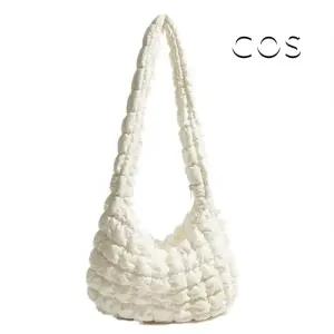 코스 COS 퀼티드 메신저 구름백 보부상 크로스바디백