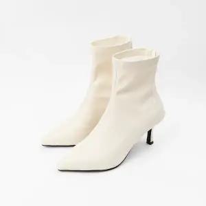 [롯데백화점]신난다슈 여성 앵클 부츠 힐 6cm 스틸레토 스판 숏 앵글 부츠 슬림핏 FL251017 아이보리