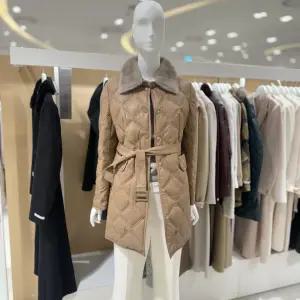 [AK플라자] [더아이잗] 양가죽 밍크칼라 구스패딩