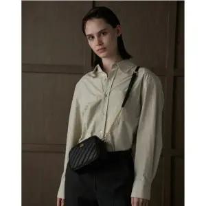 [롯데백화점]랩 슬래쉬 박스 크로스백(AY7ABF01)