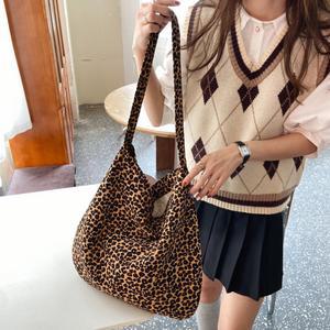 표범무늬 대용량데일리크로스백 대학생데일리룩가방 호피무늬가방
