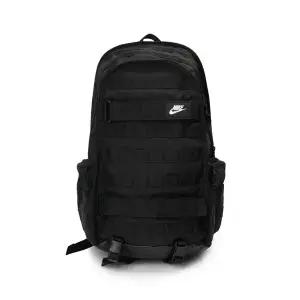 나이키 NSW RPM 백팩 26L 블랙 화이트 FD7544-010