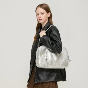 바게트 레더 스퀘어 토트 숄더백  실버