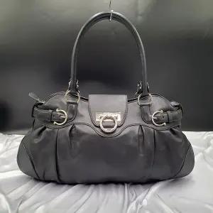 페라가모 간치니 블랙 가죽 상태양호 숄더백 중고 가방 은피아노