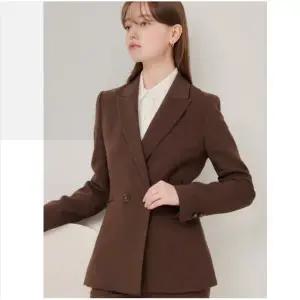 [JJ지고트](하남점)슬릿 포켓 더블 브레스트 재킷 GN9M0JK92